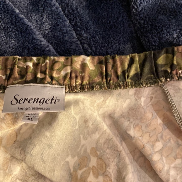 Serengeti waterfall top size XL top elastic around the neck to 1/2 way Down - Picture 7 of 10